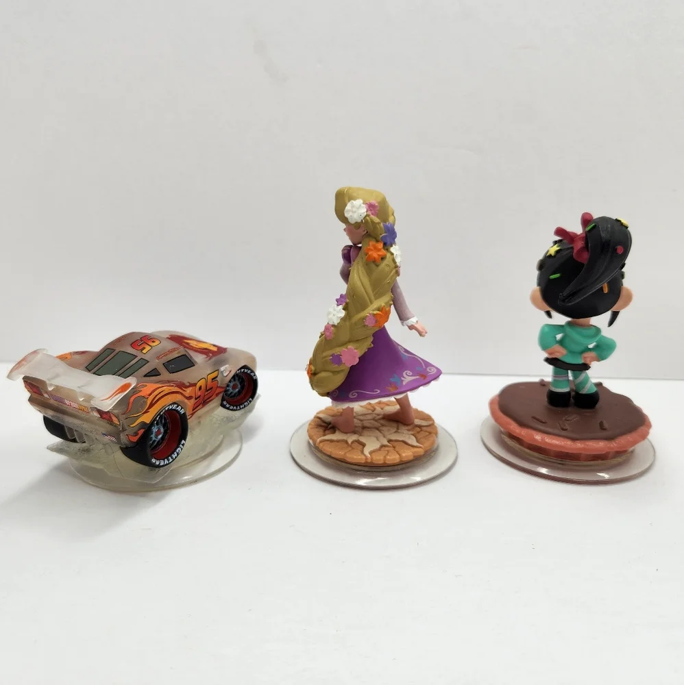 Disney Infinity 1.0 2.0 Lot Of 6 Characters  and Extras